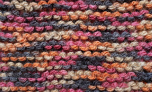 tricot réalisé en point mousse avec une pelote multicolore